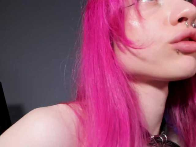 mnepohuyy live cam on BongaCams