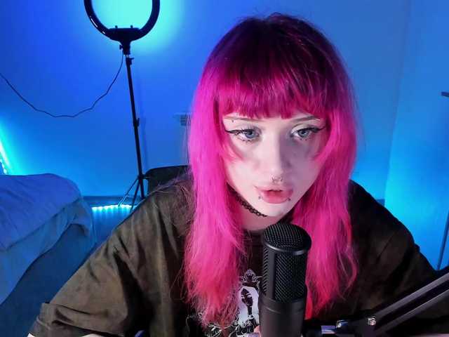 mnepohuyy live cam on BongaCams