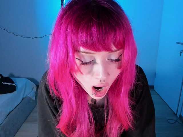 mnepohuyy live cam on BongaCams