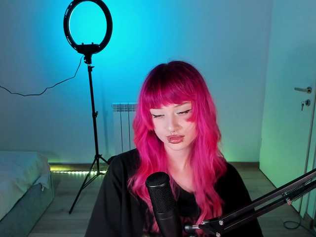 mnepohuyy live cam on BongaCams