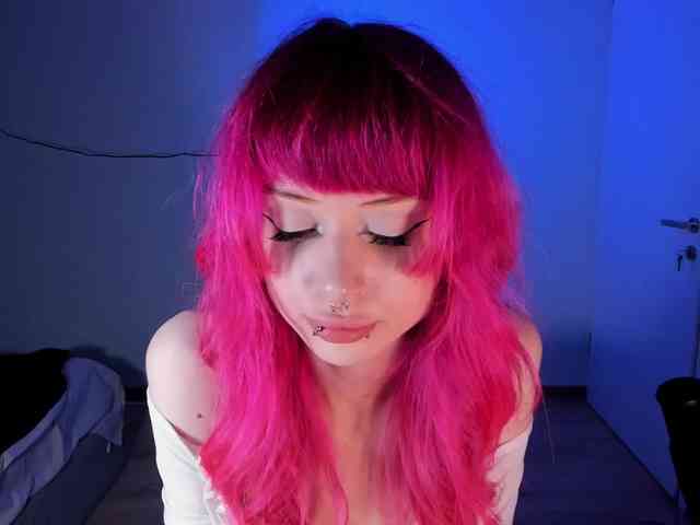 Mnepohuyy's cam show statistics and live stream