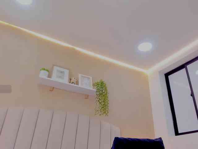Mia-Thompson-1 Sex Cam Show