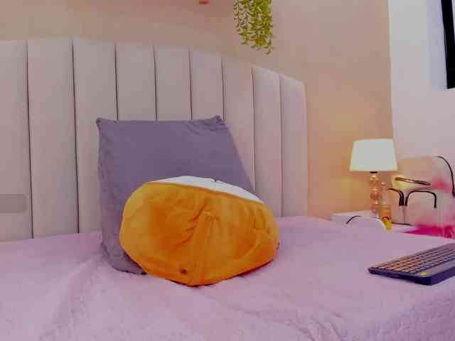 Mia-Thompson-1 Sex Cam Show