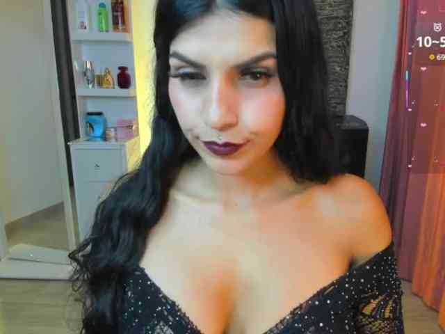 Brunette-Of-Your-Dreams webcam