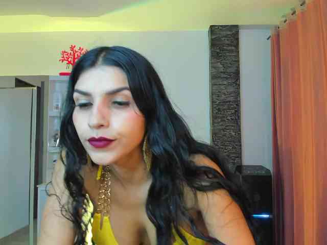 Brunette-Of-Your-Dreams webcam