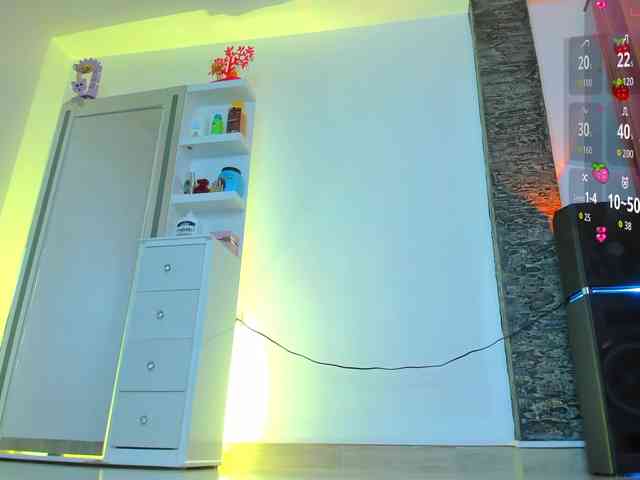 Brunette-Of-Your-Dreams webcam