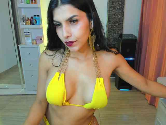 Brunette-Of-Your-Dreams webcam