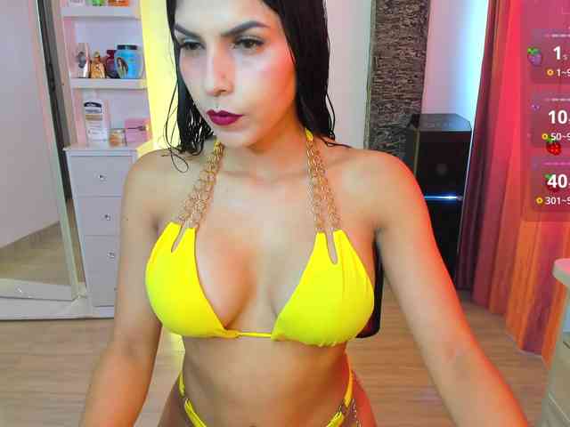 Brunette-Of-Your-Dreams webcam