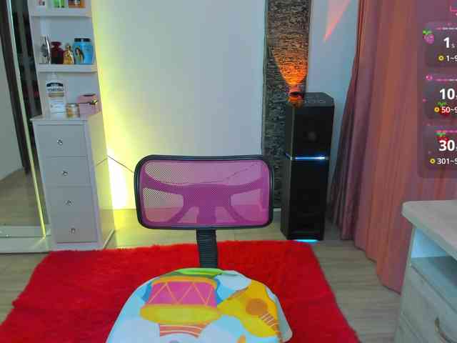 Brunette-Of-Your-Dreams webcam