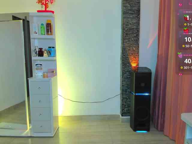 Brunette-Of-Your-Dreams webcam