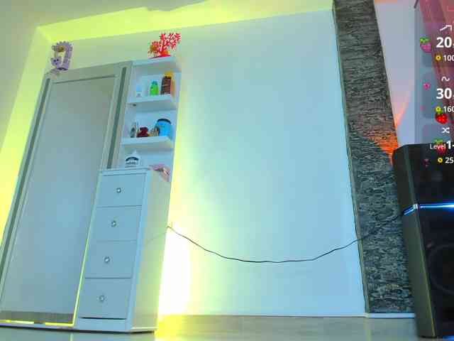 Brunette-Of-Your-Dreams webcam