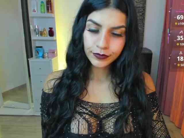 Brunette-Of-Your-Dreams webcam