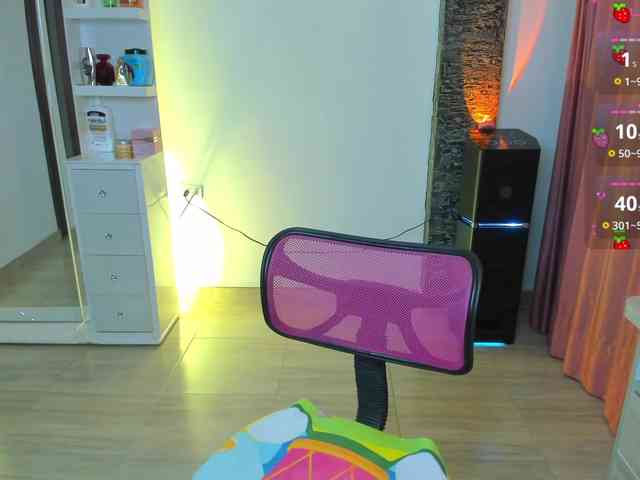 Brunette-Of-Your-Dreams webcam