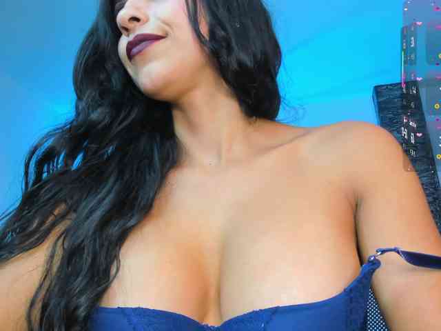 Brunette-Of-Your-Dreams webcam