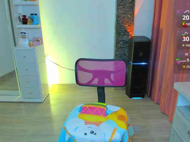 Brunette-Of-Your-Dreams webcam