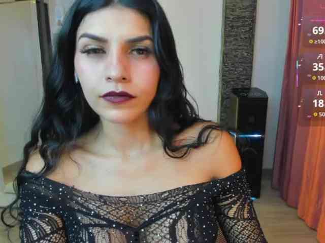 Brunette-Of-Your-Dreams webcam