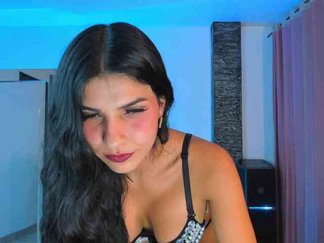 Brunette-Of-Your-Dreams webcam