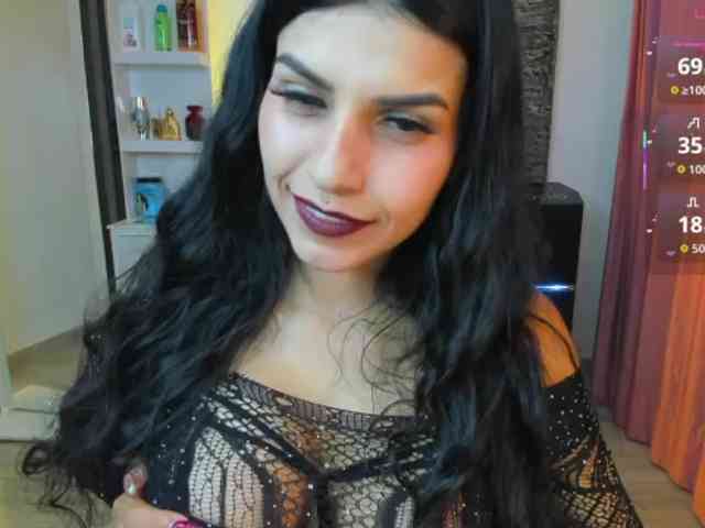 Brunette-Of-Your-Dreams webcam