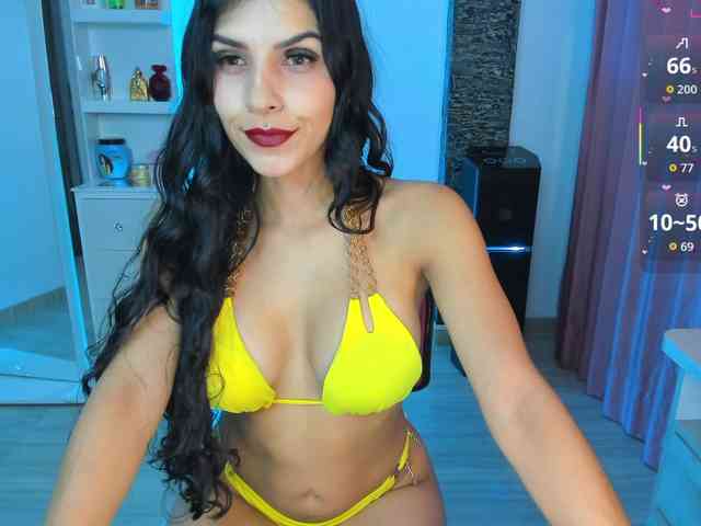 Brunette-Of-Your-Dreams webcam