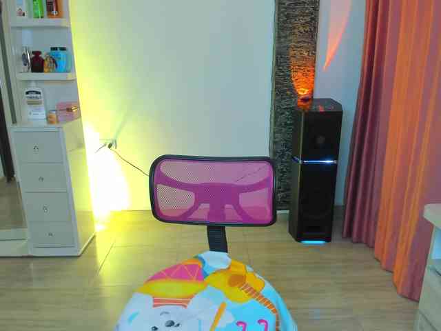 Brunette-Of-Your-Dreams webcam