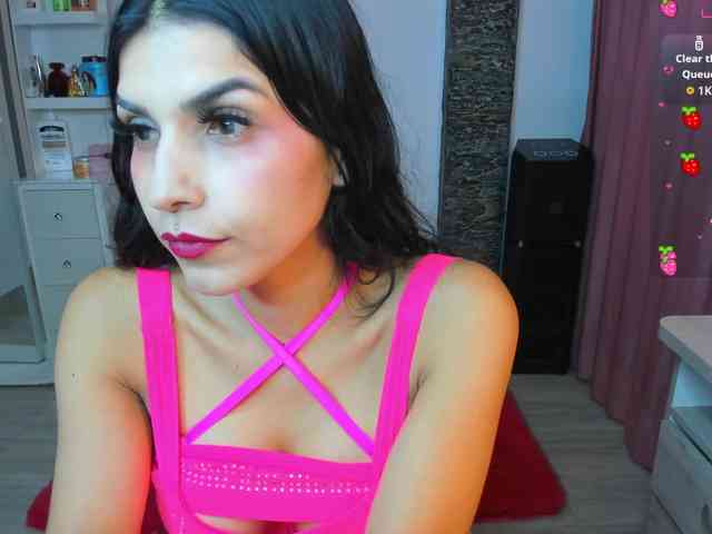 Brunette-Of-Your-Dreams webcam