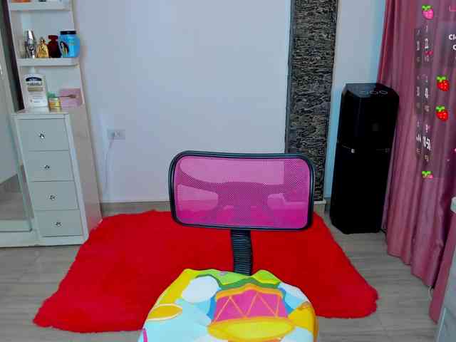 Brunette-Of-Your-Dreams webcam