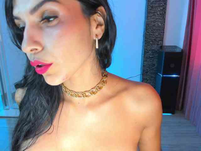 Brunette-Of-Your-Dreams webcam