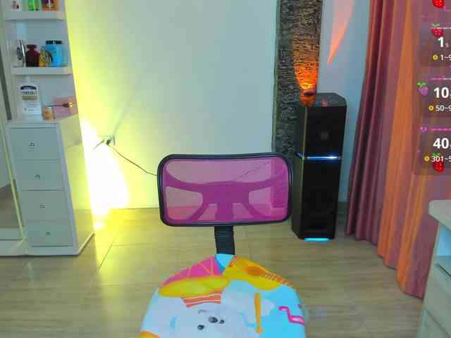 Brunette-Of-Your-Dreams webcam