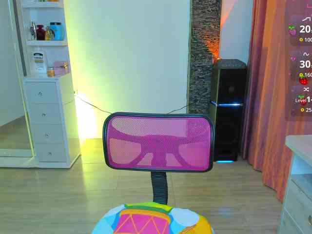 Brunette-Of-Your-Dreams webcam