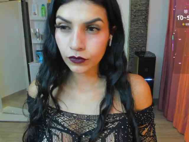 Brunette-Of-Your-Dreams webcam
