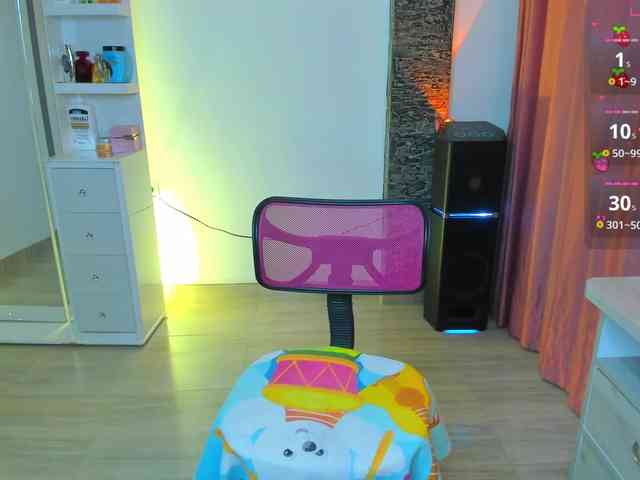 Brunette-Of-Your-Dreams webcam