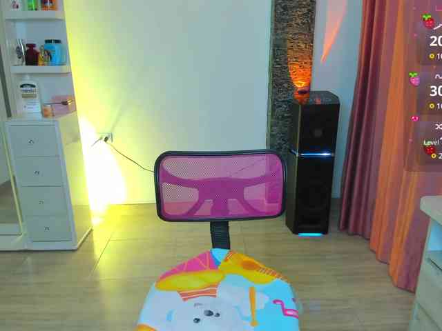 Brunette-Of-Your-Dreams webcam