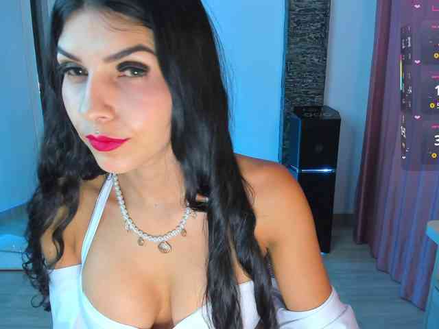 Brunette-Of-Your-Dreams webcam