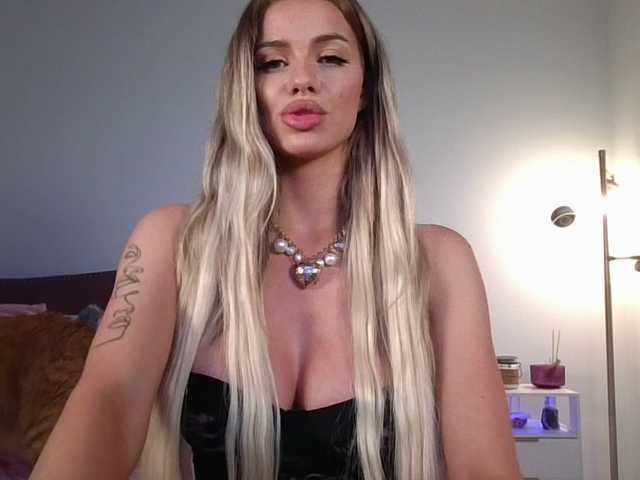 go to chat with NicoleSarahX