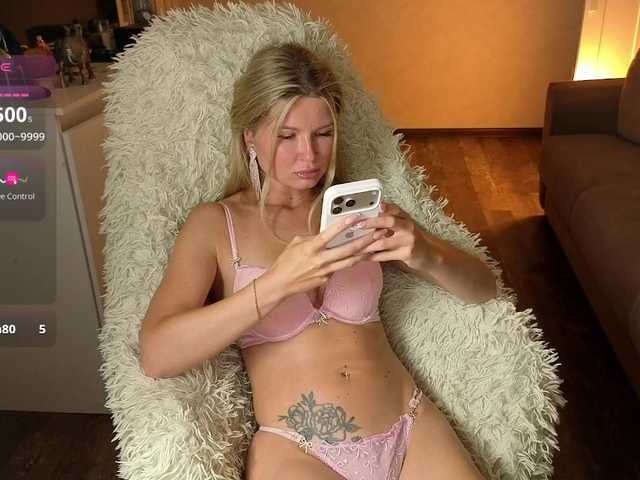 le modèle Masha-Masha est en webcam porno dans un show sur le site bongacams, il possède les tags suivants: White/Caucasian,Blonde,Shaved