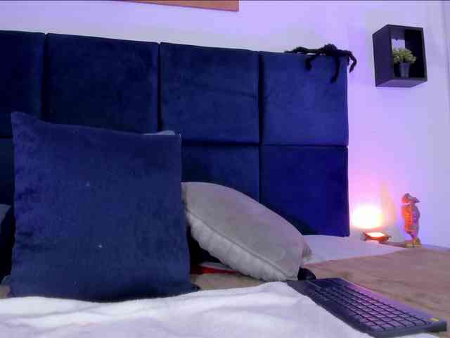 AprilJhonnes webcam