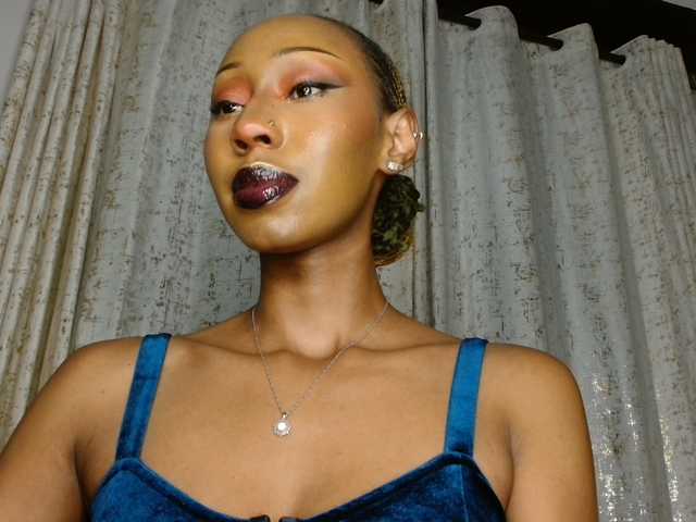 adriana-crystal23 live cam on BongaCams