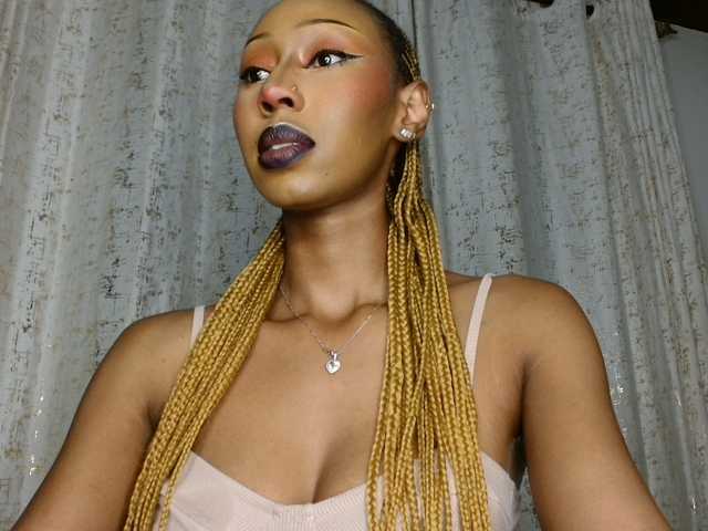 adriana-crystal23 live cam on BongaCams