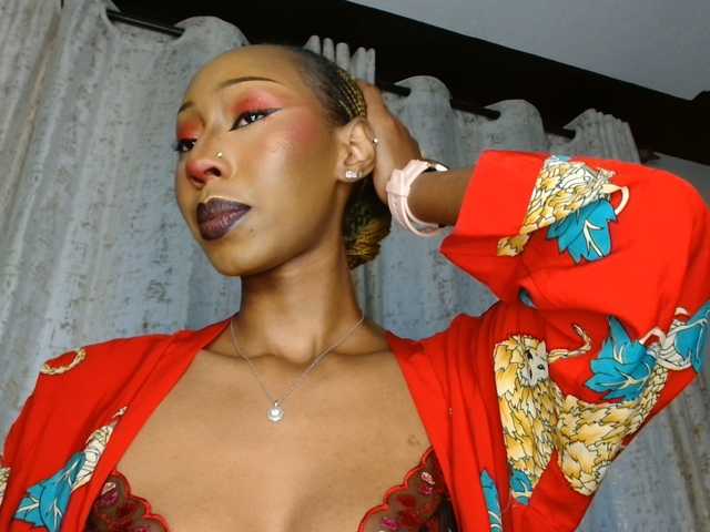 adriana-crystal23 live cam on BongaCams