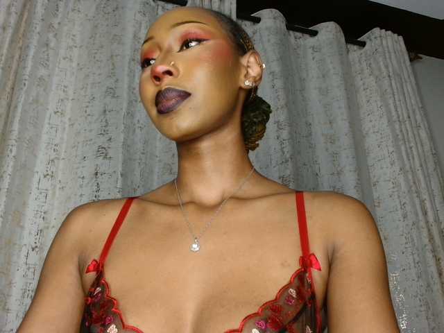 le modèle adriana_crystal est en webcam porno dans un show sur le site bongacams, il possède les tags suivants: Ebony,Redhead,Shaved