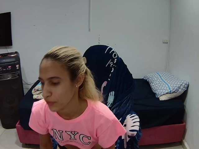 Laurishyness live webcam show