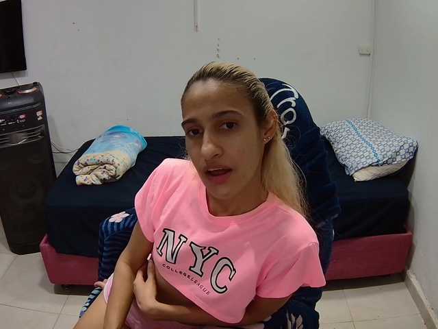 Laurishyness live webcam show
