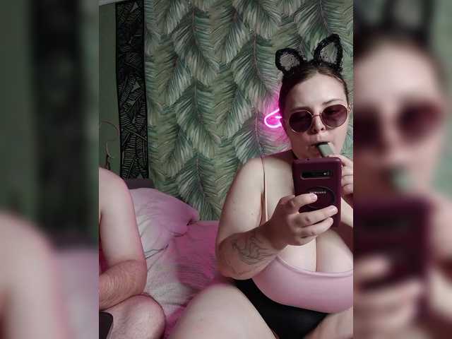 Red-rooms live webcam show