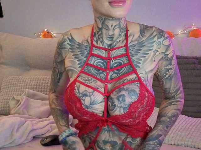 meganwitch live cam on BongaCams