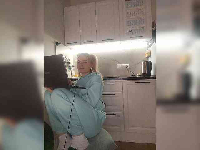 CheapSlutOnline webcam