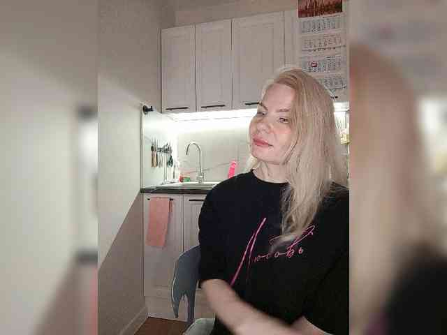 Model: MrMrsLoungeSexBar