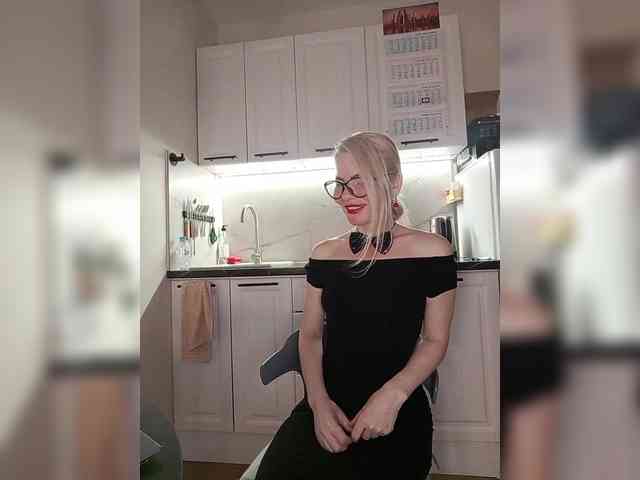 Modella: CheapSlutOnline