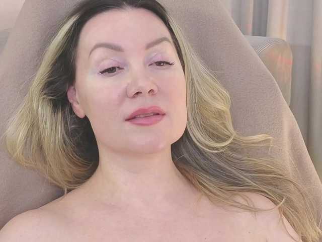 модель AmieHerry