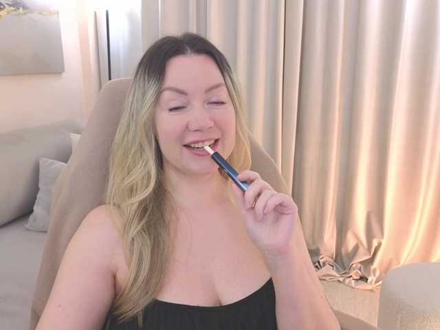 AmieHerry, live now on BongaCams