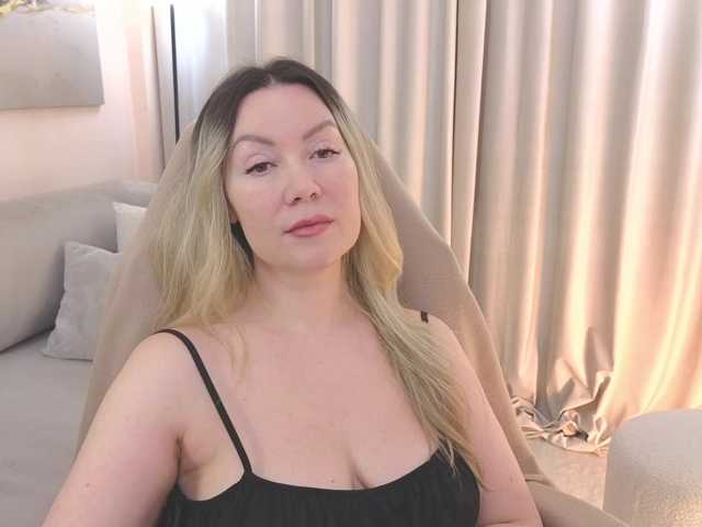 AmieHerry, live now on BongaCams